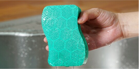  Scrub Dots Heavy Duty sponge stays visibly clean with no stains after rinsing
