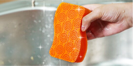 Scrub Dots Non-Scratch sponge stays visibly clean with no stains after rinsing